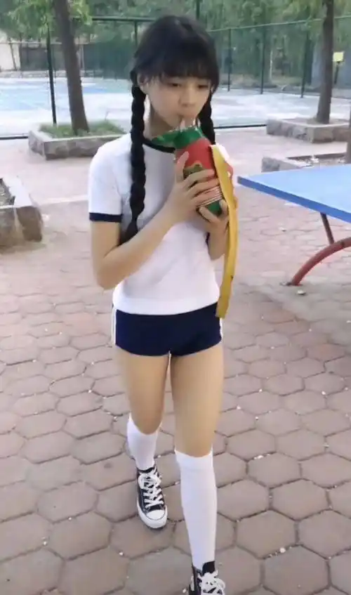 她自称校园小热巴,为走红穿成这样:"纸尿裤" 匡威,我想捂眼_五官_裤子