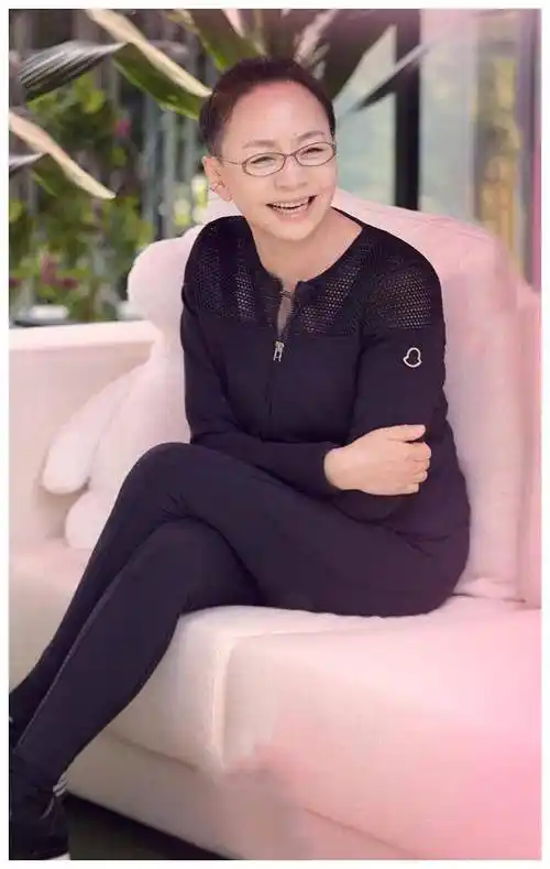 原创宋丹丹瘦了58岁一身黑衣穿得挺潮扎小辫发际线后移精神乏困