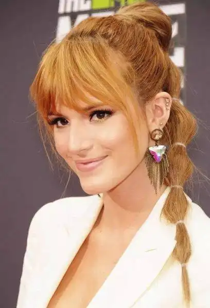 梳扎出高马尾辫子,额头上方刘海部分愈加迷人,精巧别致款式的女孩子扎