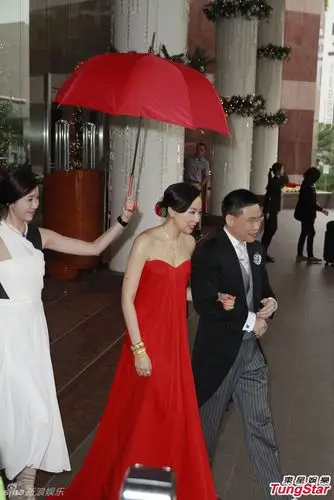 苏永康今日大婚伴郎团助阵 跟新娘吻不停