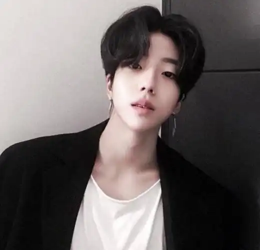 2022韩式中分纹理烫,看起来会更加帅气_发型造型_宝妈时尚生活网