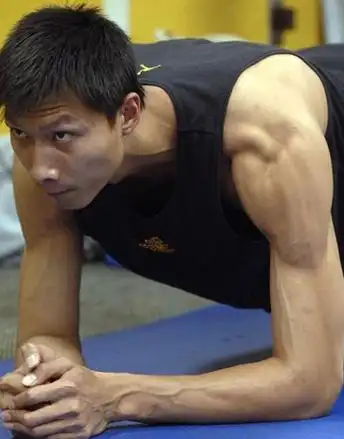 功夫不负有心人,阿联现在肌肉线条分明,青筋暴突.