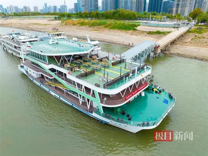 武汉两江游中载客量最大游船两江晴川号来了