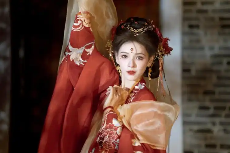 张予曦穿红衣古装娇艳明媚眼神太撩人