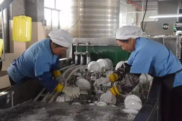 由于几乎没有年轻人愿意从事这个职业,所以饭店急需洗碗工.