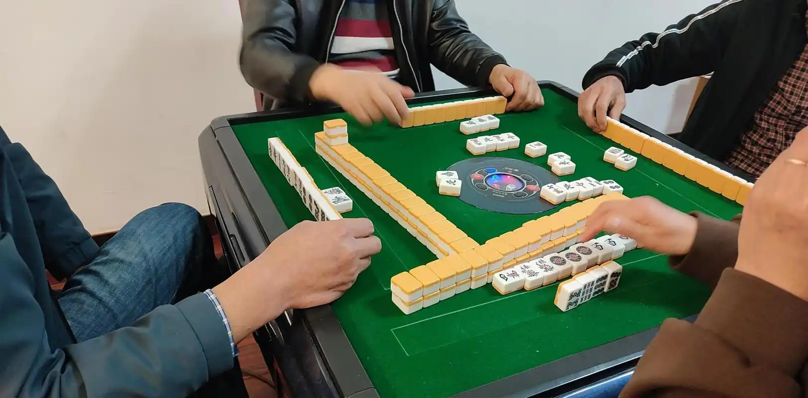 棋牌室打麻将,每个人付费是20元,一场麻将下来,开麻将馆的人就可收入