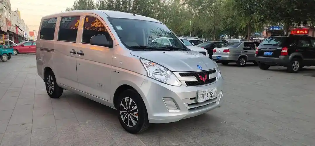 面包车.新到19年五菱荣光v,1.5排量,7座,车况精品,原 - 抖音