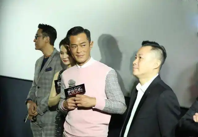 原创"美黑"的古天乐,忽略了把手也一起美黑,出席活动手显得好白_事业