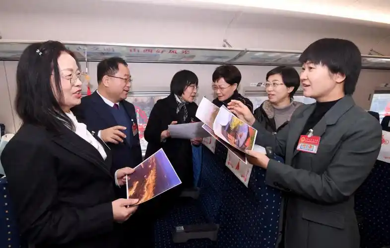 出席十四届全国人大二次会议的在晋全国人大代表抵京_山西_建设_发展