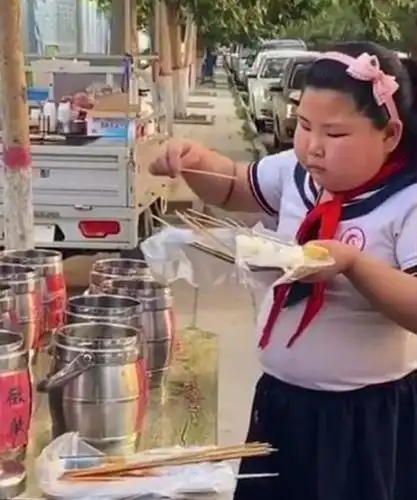 网友二:感觉这个女孩的身材有点太胖了,吃这种东西本来就容易长肉