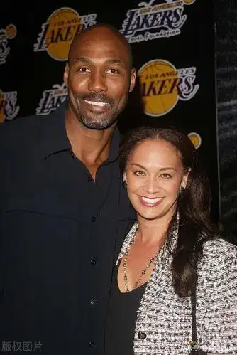 今晚你是我的猎物 卡尔马龙言语调戏瓦妮莎 结果被科比怒骂退役