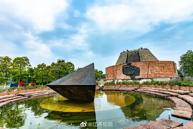 三峡大坝旅游区,是以三峡工程为依托,全方位展示水利文化&工程文化的