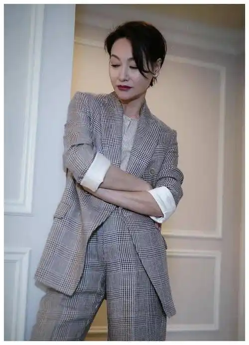 59岁惠英红终于换短发格纹西装气场全开a到爆好气质哪用装嫩