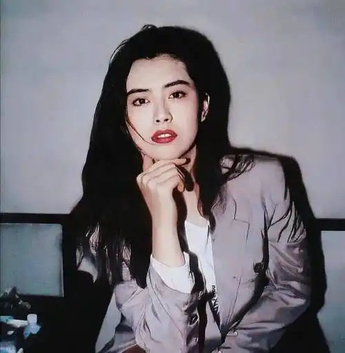 原创有种港风美人叫王祖贤年轻时是衣品典范老了也是时髦奶奶