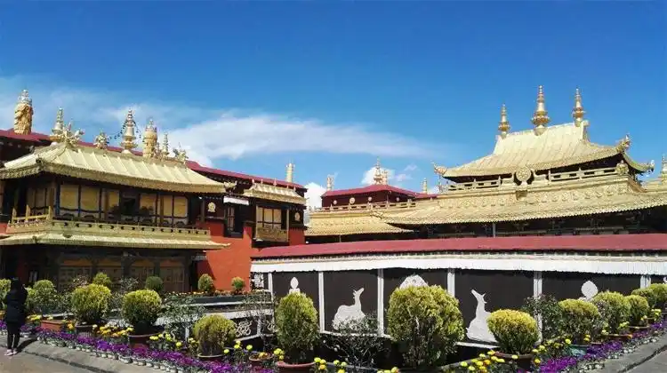 雪域高原拉萨市中心的大昭寺