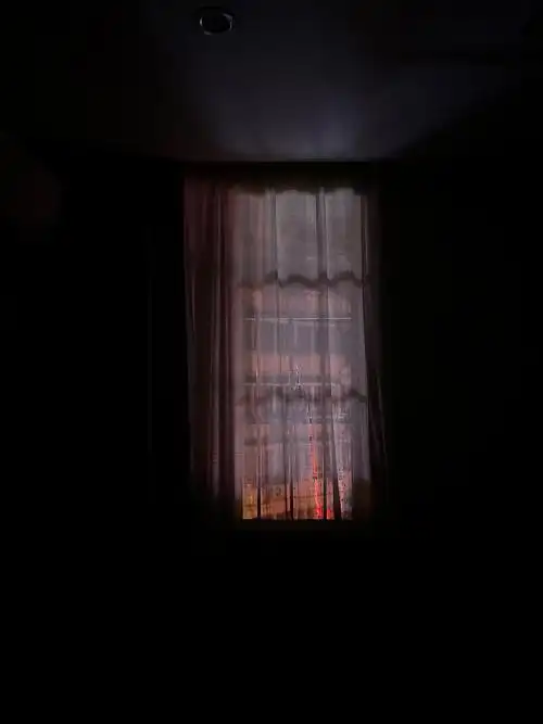 处于闹区酒店的夜晚窗户