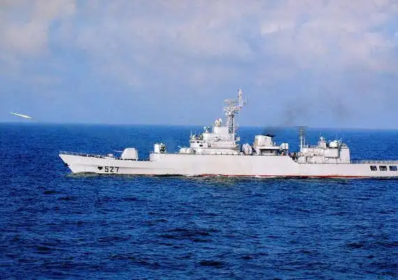 资料图:东海舰队新型护卫舰发射防空导弹.