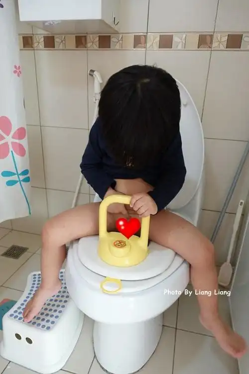 小亮真的臭臭在马桶里面耶!