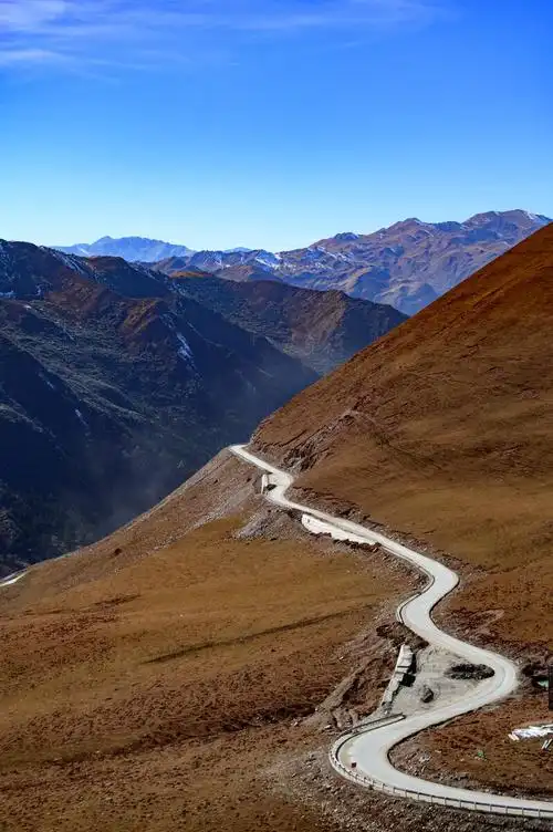 countryroad 摄于夹金山