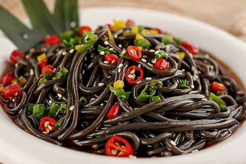 这道凉拌蕨根粉单看品相都让人垂涎三尺,口感更是无与伦比