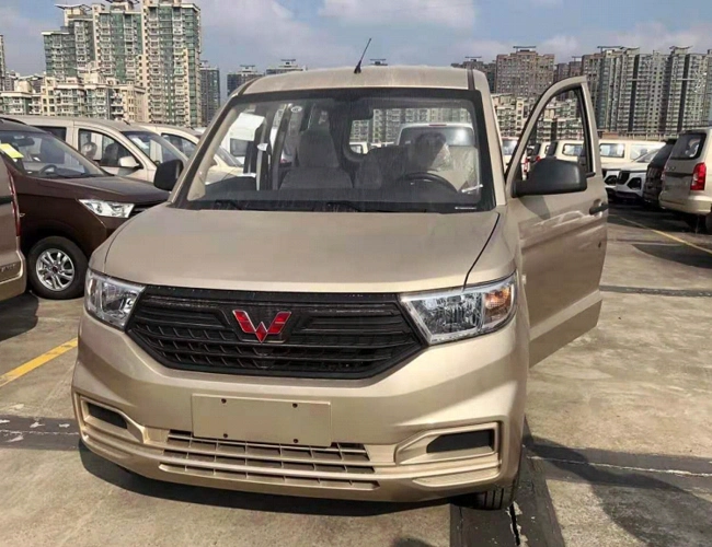 下这款五菱宏光v车型的外观,我们所拍摄的这款车型的是金色的车身颜色