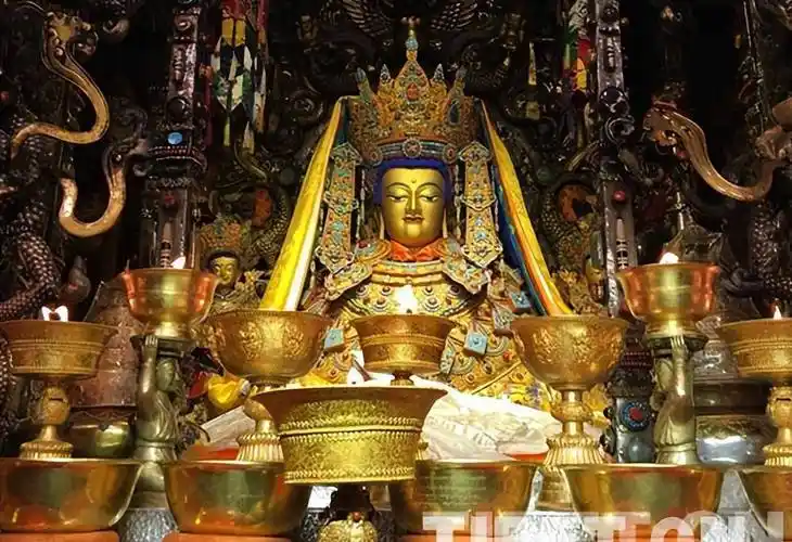 于是赤尊公主便根据文成公主推算,填平娥扩湖修建大昭寺,供奉神像