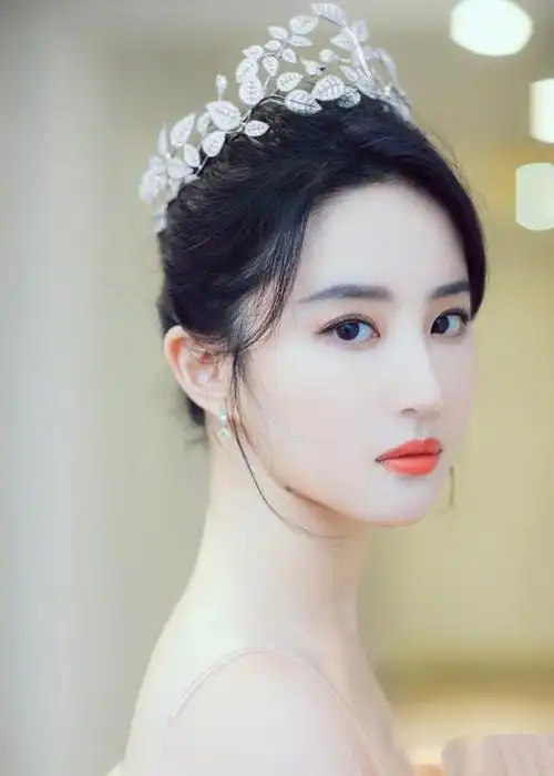 什么嘴唇最好看排名(什么唇形最好看 标准的唇形图片)