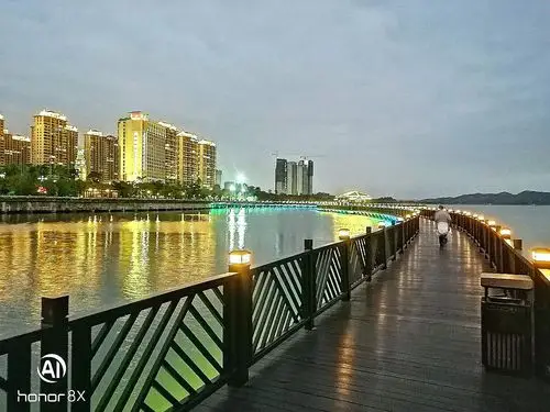 汕尾品清湖夜景