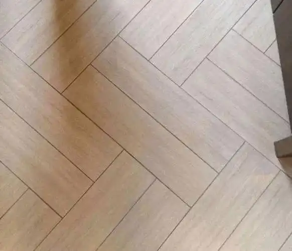 工字形木地板铺贴模式是现代装修中比较成熟的拼装方式,这种简洁大方