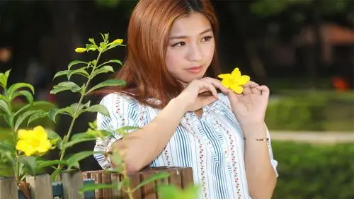 笑容美丽的可爱美女桌面壁纸高清大图预览1600x900_美女壁纸下载_美桌