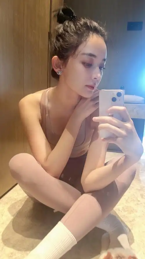 娜扎自拍像极了健身前的我##娜扎健身前先自拍人间真实