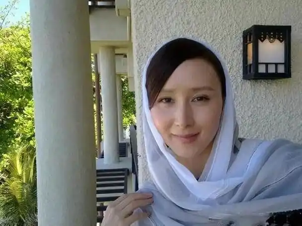 就连吃相上面也是笑话百出,当时,胡静陪着朱兆祥去参加一个庙会的活动