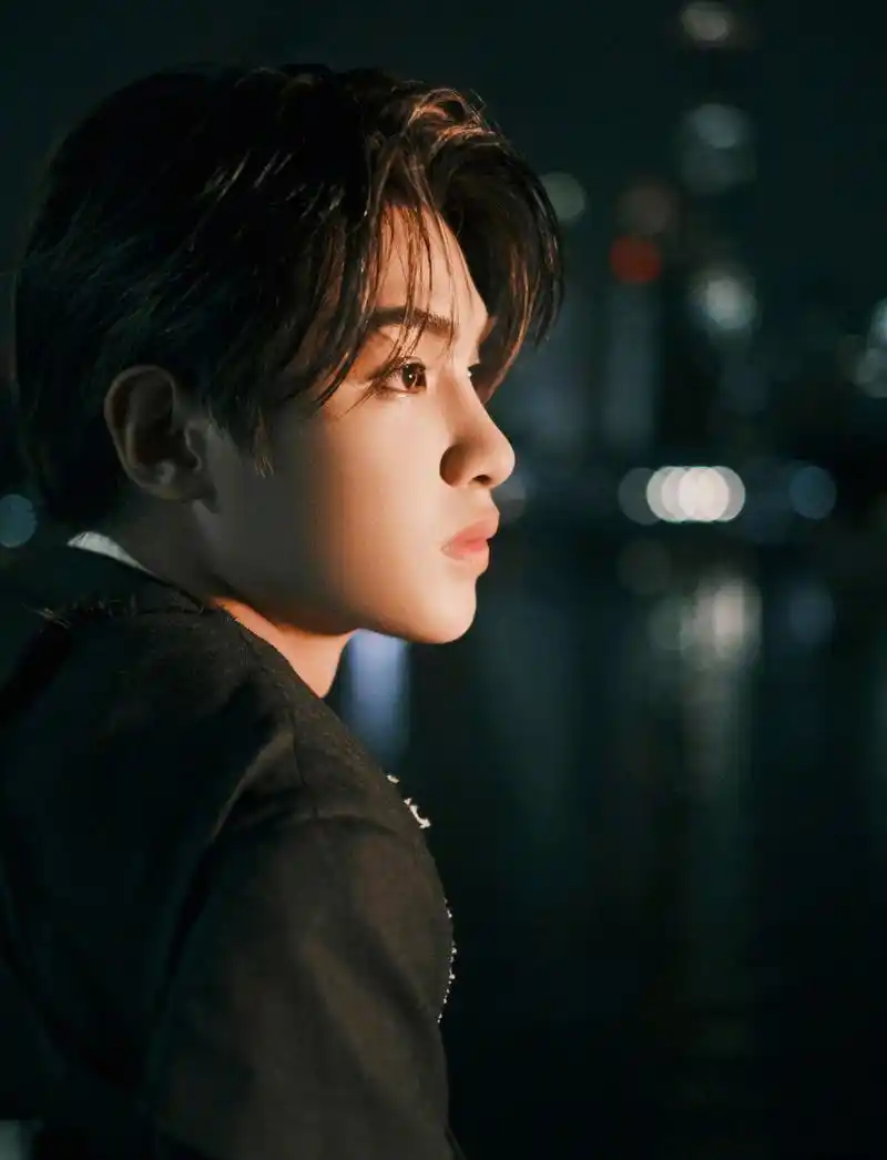 黄明昊一套黑色设计感穿搭,酷炫吸精 #嗨fun淘金季# #九月创作嘉年华