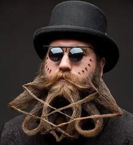 这位大叔的胡子,还可以漏酒