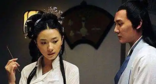 许多达官显贵不问朝政国事,沉溺于歌舞升平,灯红酒绿之中;名流贤达