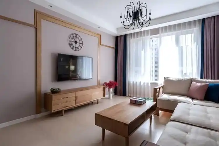 电视背景墙采用木条做装饰,简单的背景造型,显得简单耐看,用木色线条