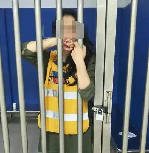 深圳女司机醉驾被抓情绪激动用脚踹铁门