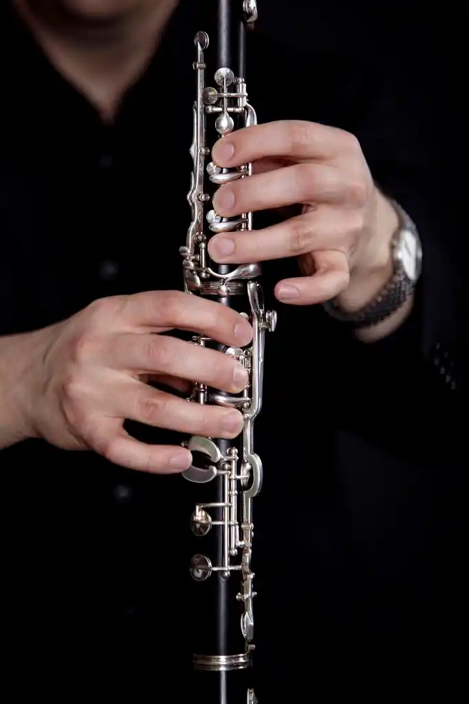 单簧管的球员,黑色背景单簧管球员