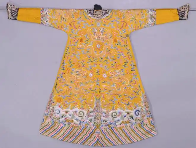 明黄色缎绣彩云黄龙夹龙袍