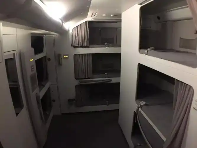 飞机机组人员累了怎么办?回卧铺睡觉去!