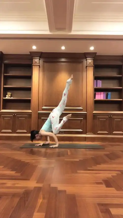 稳稳的不规则肘倒立.瑜伽,一天进步一点点06