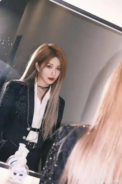 gnz48-郑丹妮图片来源@snh48-周诗雨粥粥在后台的怼脸照放大了美貌,让