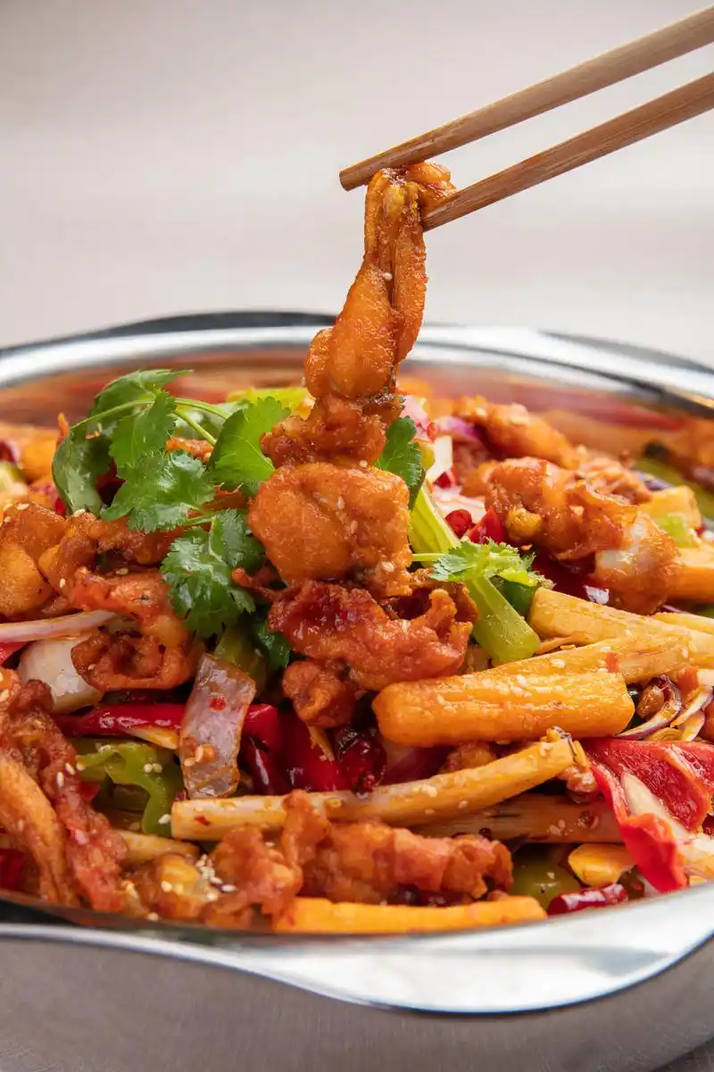 香辣牛蛙是一道美味可口的家常菜,通过购买新鲜的牛蛙,清洗切块,腌制,