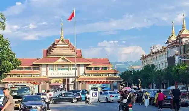 缅北金三角口岸遭无人机空袭,众多"中国卡车"被烧毁|缅甸|政府军_网易