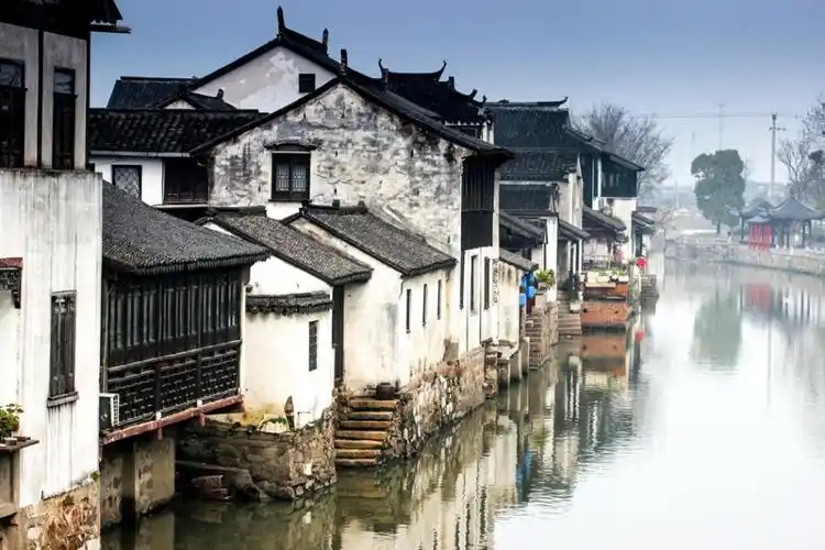 古镇镇民看中河阳山东麓约二公里外一条叫"奚浦塘"的小溪,举族迁徒至