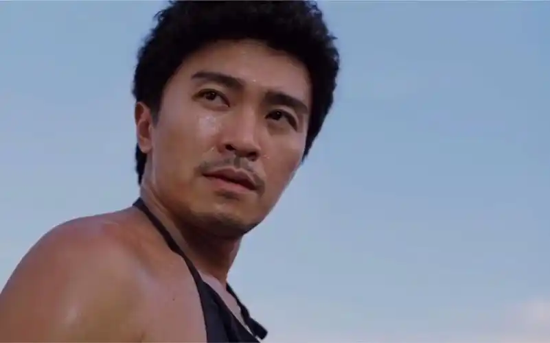 星爷就像漆黑中的萤火虫,即使卖猪肉,也是个猪肉王子!