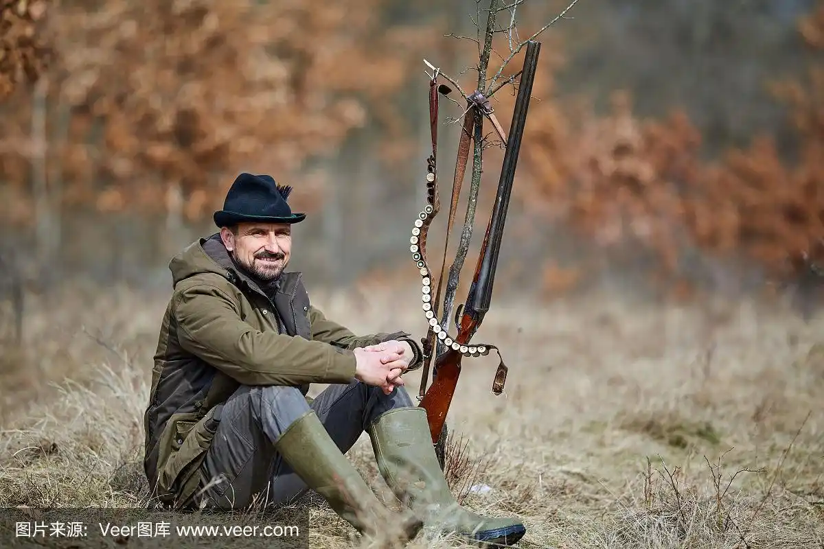 猎人拿着枪在森林里