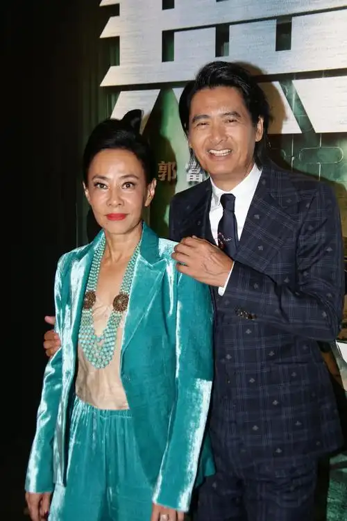 原创周润发和老婆陈荟莲亮相穿牛仔外套搭配白色长款帅气十足