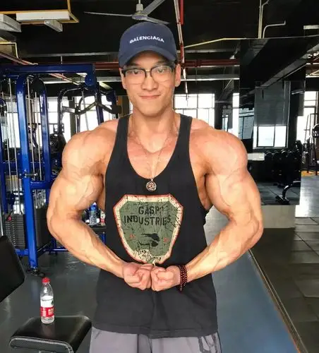 中国高富帅肌肉男,碾压无数欧美巨无霸!_健美