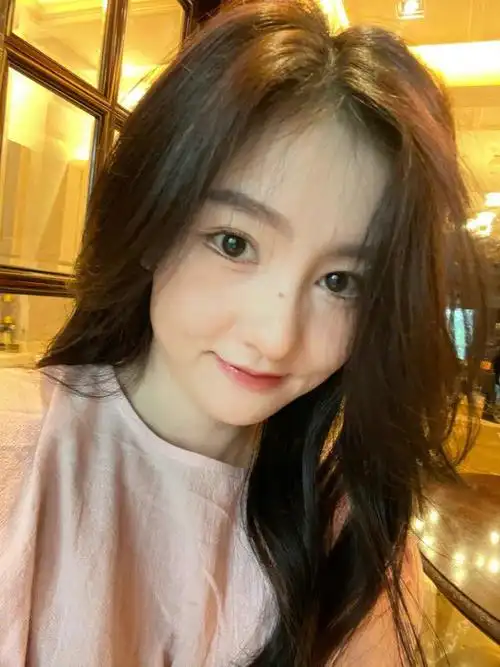 22岁炫迈妹子无美颜滤镜状态曝光肤质差闭口多眼袋法令纹明显